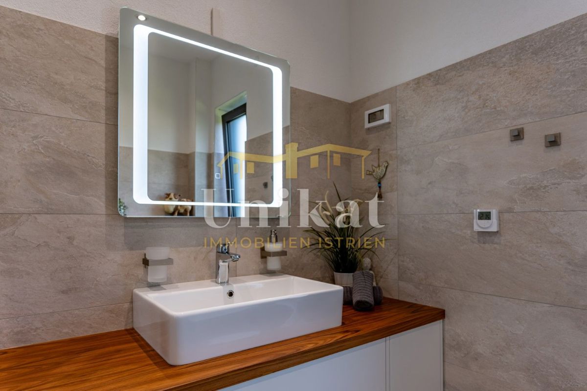 Luksuzna hiša z garažo v kleti - 3 km do morja